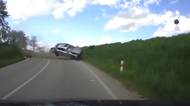 Audi letící vzduchem. Řidič přežil vlastní smrt