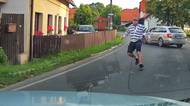 Celé nesestříhané video konfliktu s agresivním psychopatem a jeho sprint hlavou proti autu